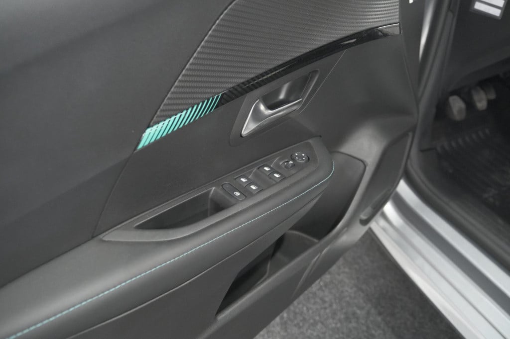 Peugeot 208 puretech 100 allure | camera | navigatie | apple carplay | park