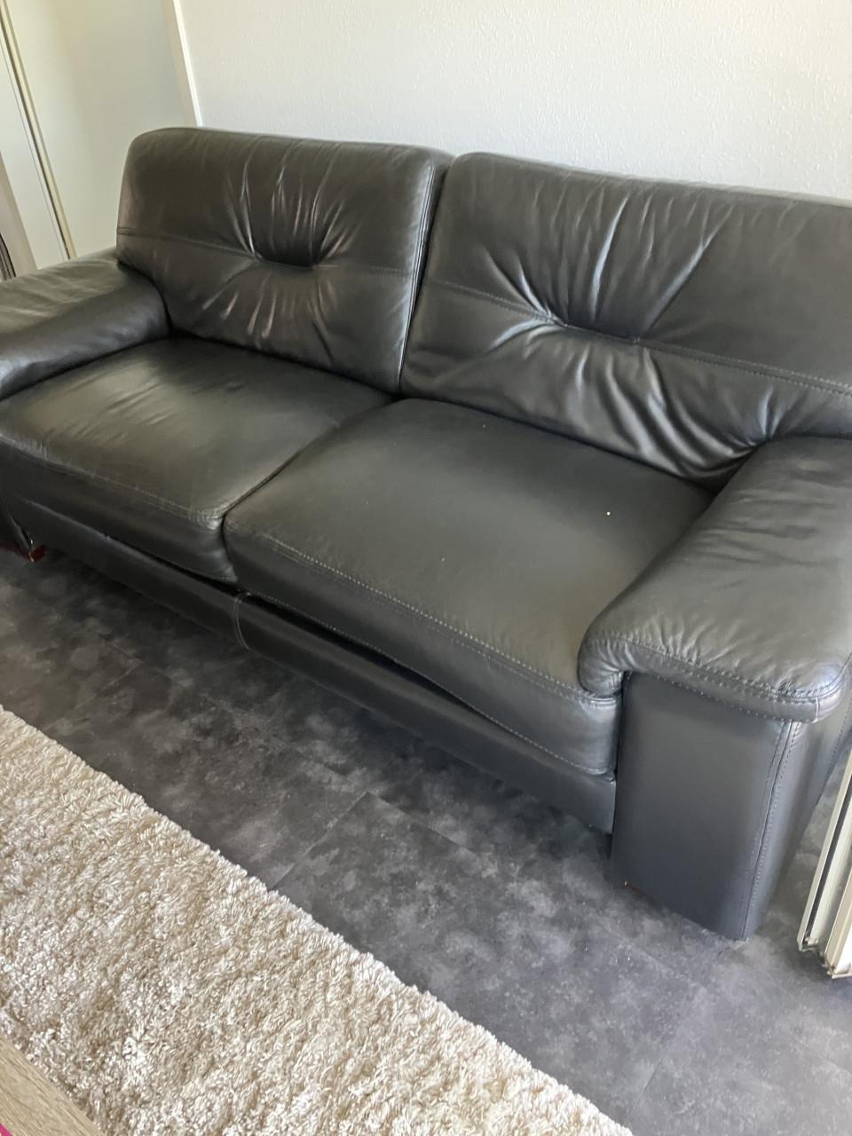 Te koop lederen zwarte ruime 2 zitsbank  nog in goede staat