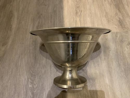 Grote zilver kleurige schaal , 35cm doorsnee en 23 cm hoog