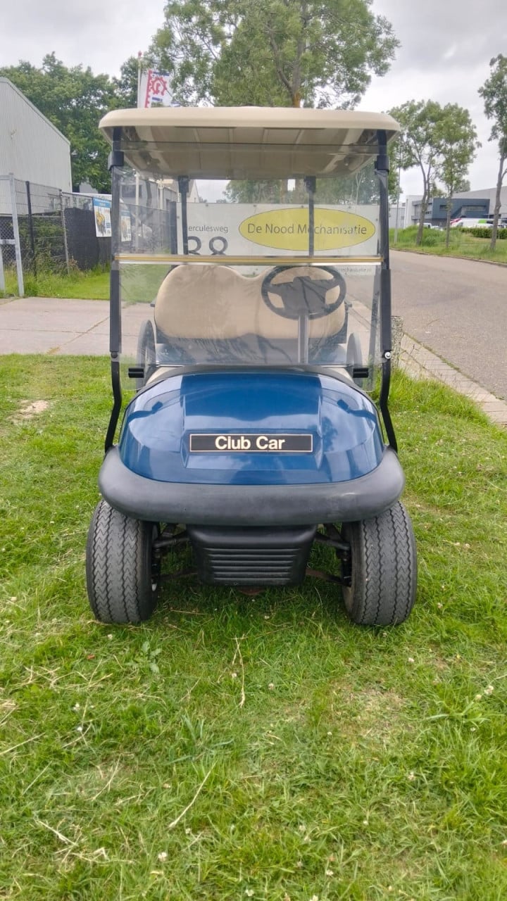 Club Car met laadbak en voorzien van nieuwe accu's en acculader