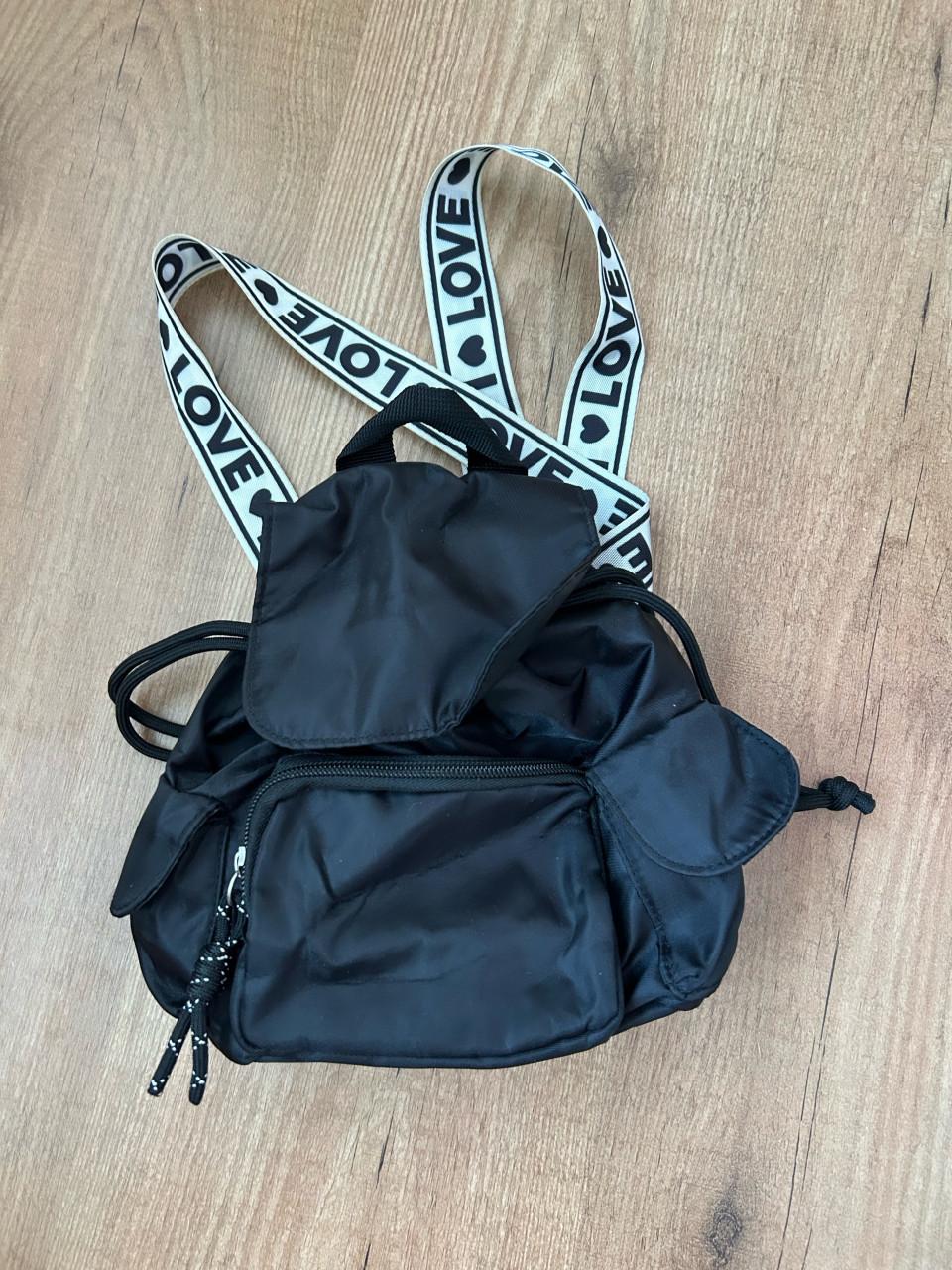 Zwart klein rugtasje