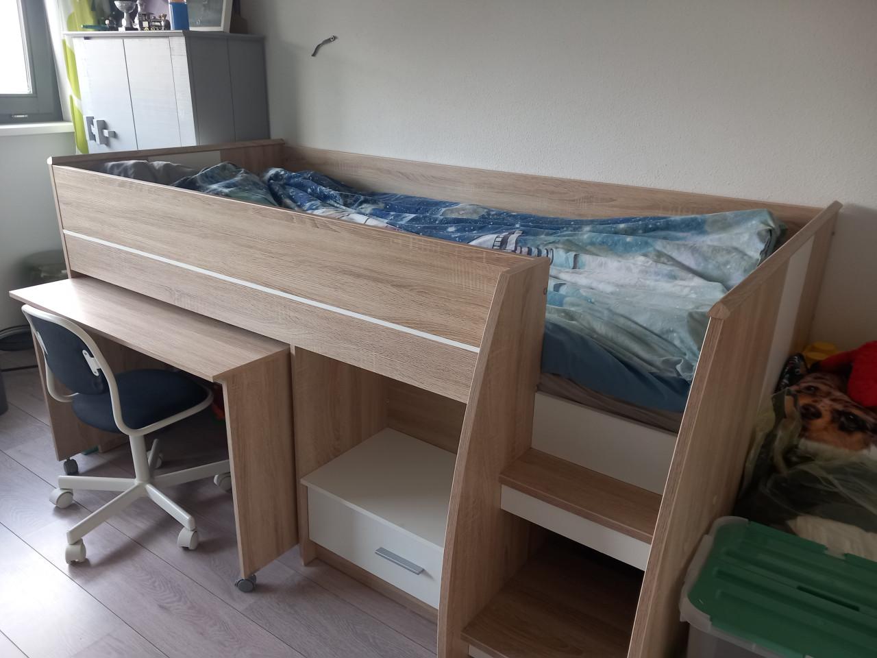Kinderbed en bureau