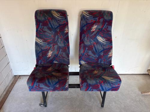 Bankje van busstoelen