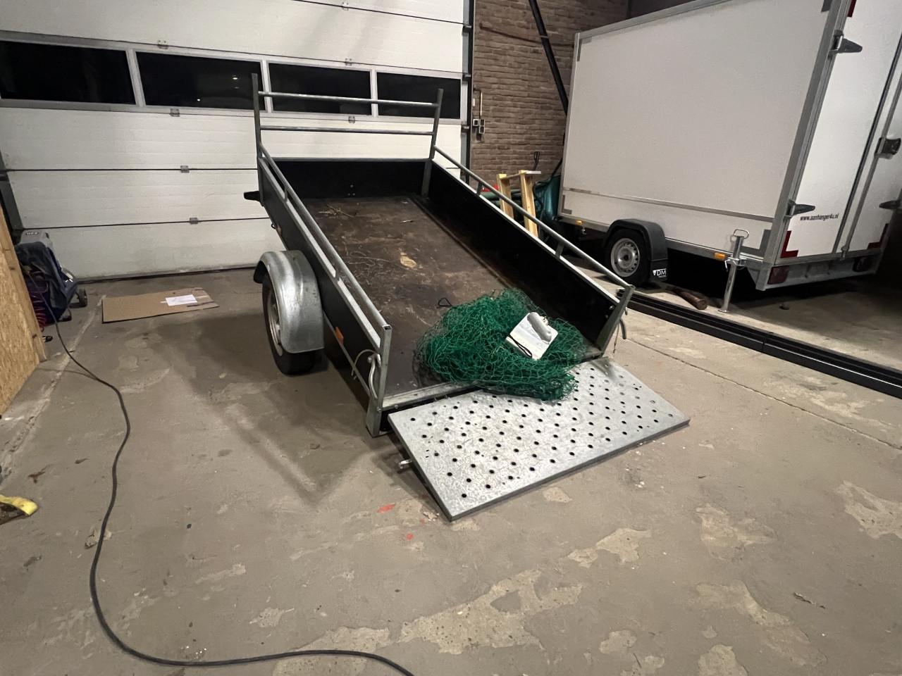 Aanhanger met kip dissel