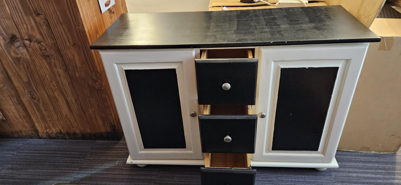 Zwart-wit dressoir met lades en deuren geschilderd