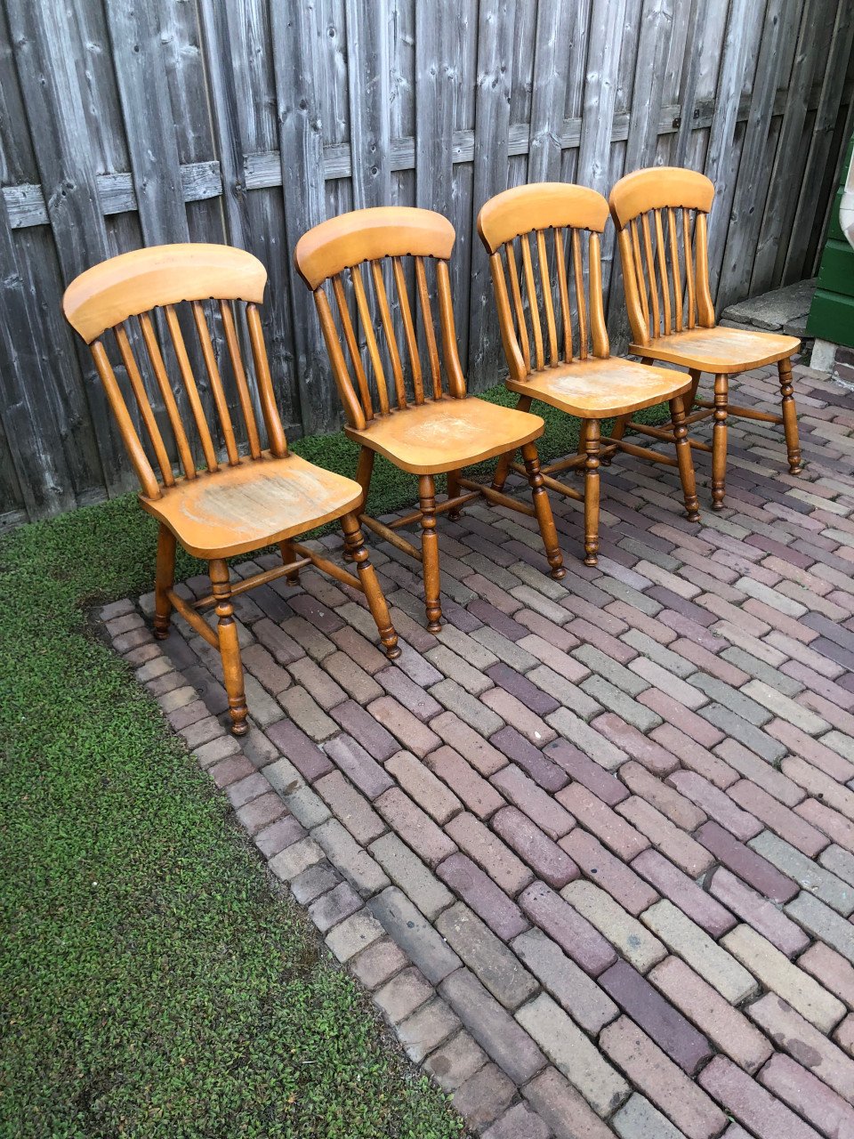 4 eettafel stoelen.