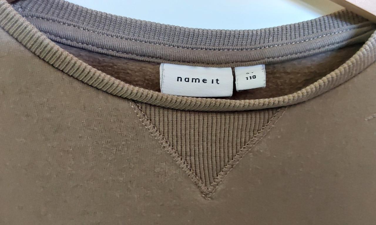 Name it trui in maat 110 met geborduurde dino's erop.