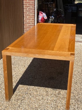 Grote tafel 225 cm met 6 bijpassende stoelen.