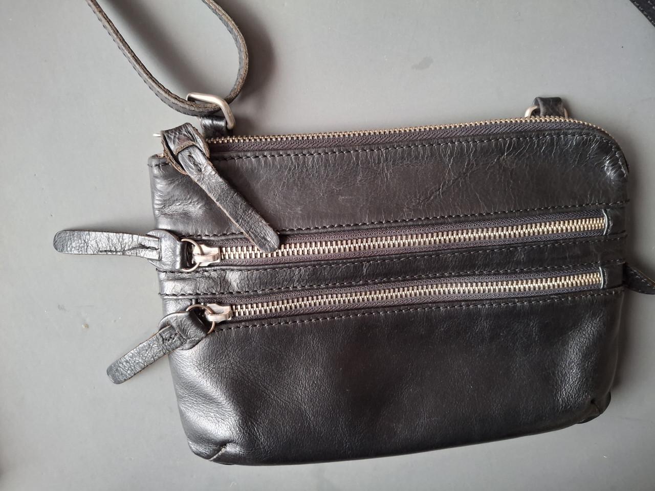 Schoudertas / crossbody tas Cowboysbag, zwart leer, 24 x 17 cm, MOOI!