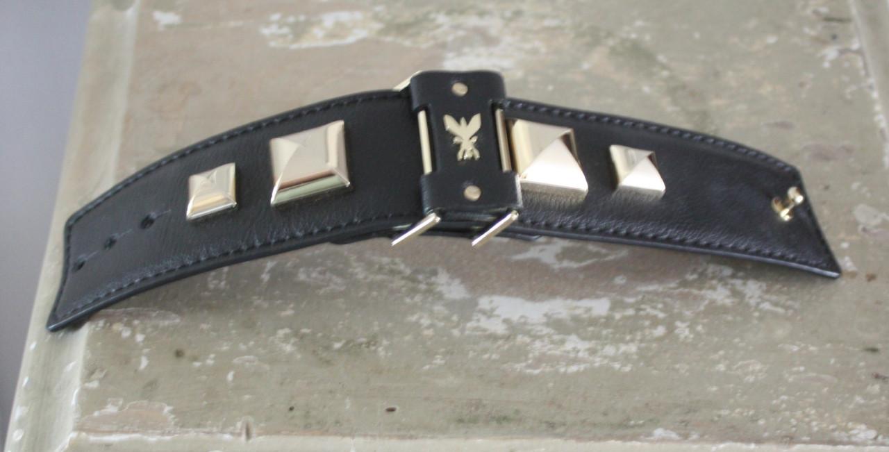 Zwarte armband met goudkleurige details