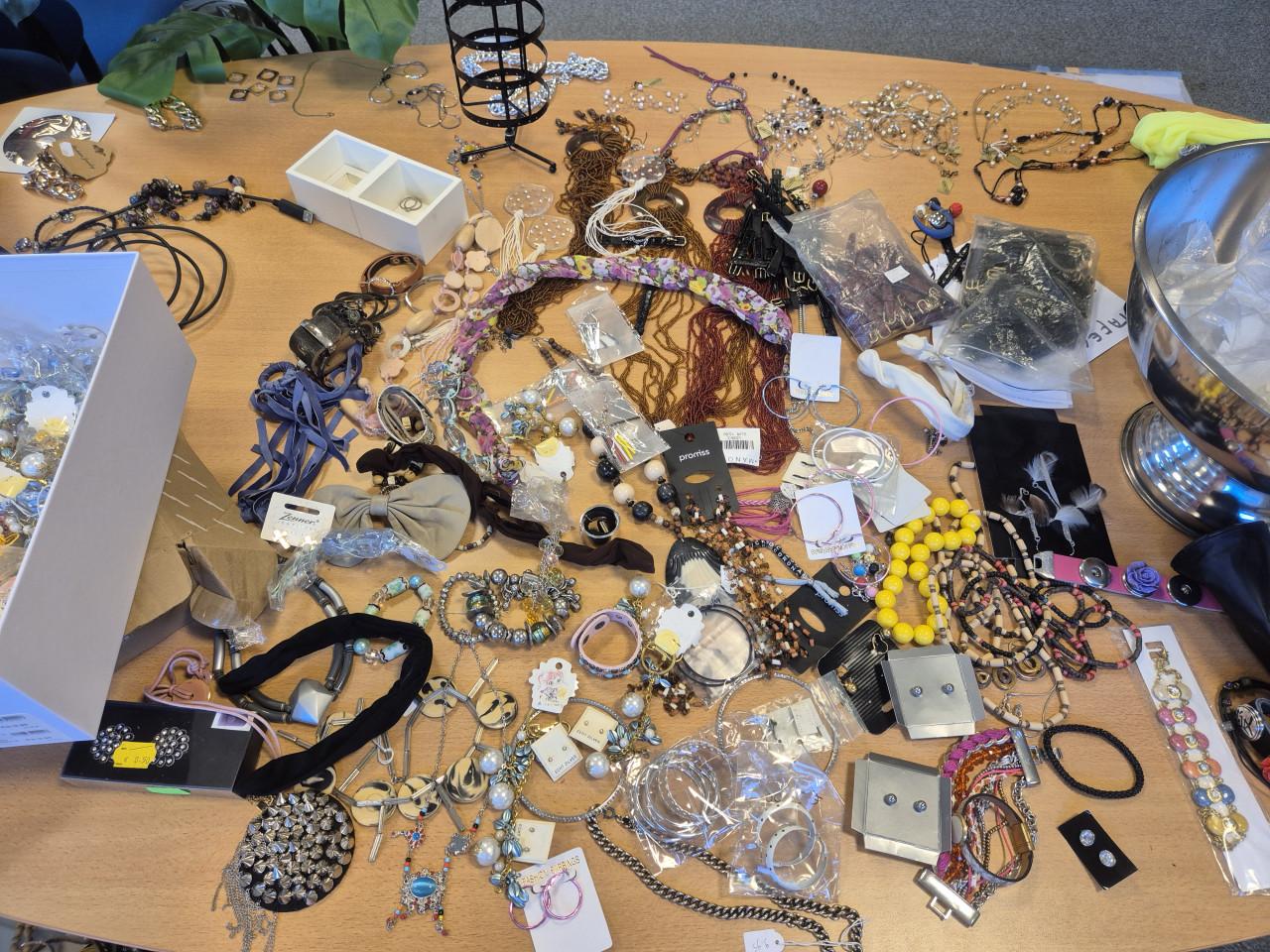 Partij van 200 sieraden/horlogebandjes