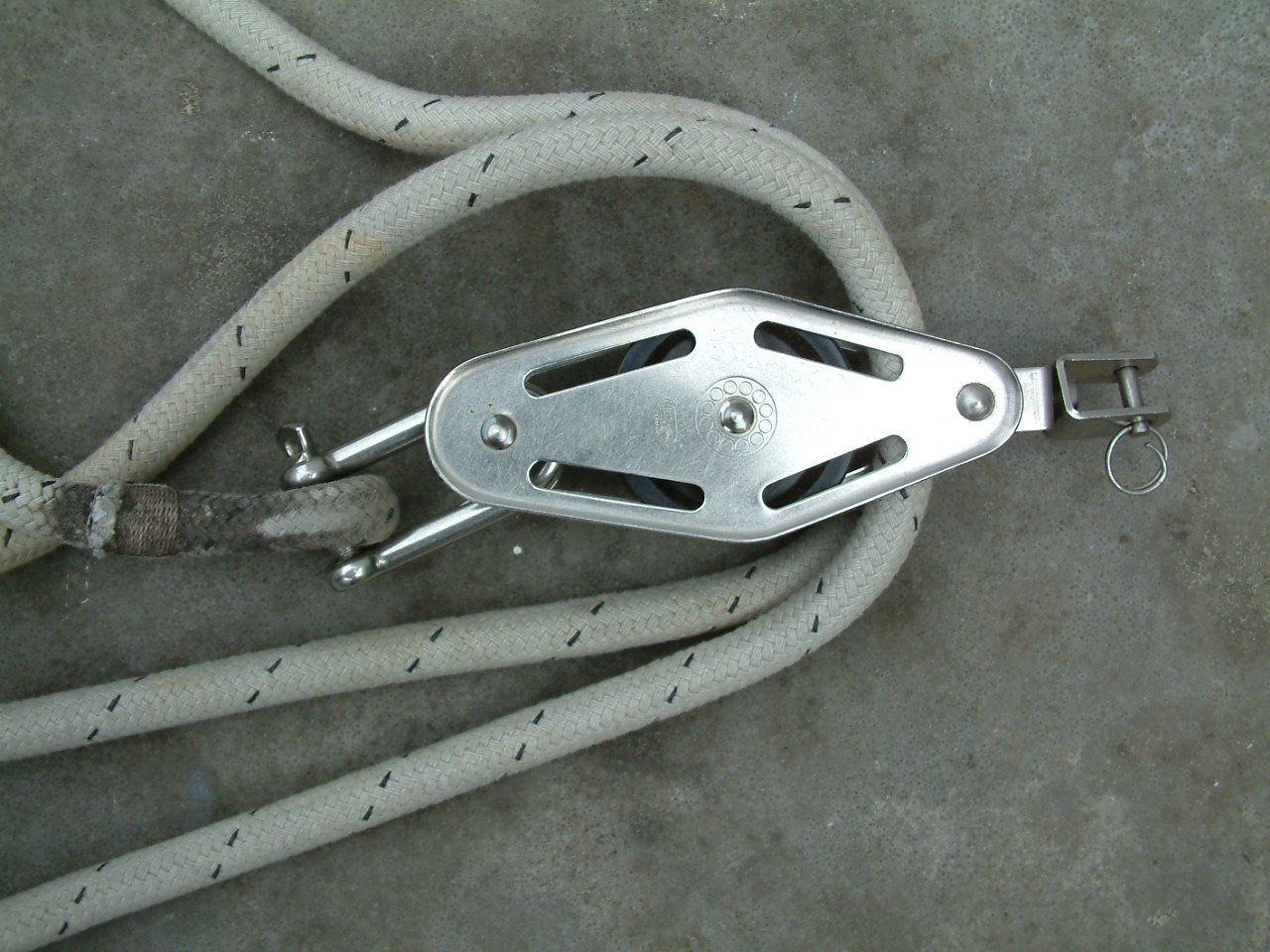 Schoot 16 meter 12 mm met katrollen 3 schijfs en rvs 2 schijfs met hondsvot
