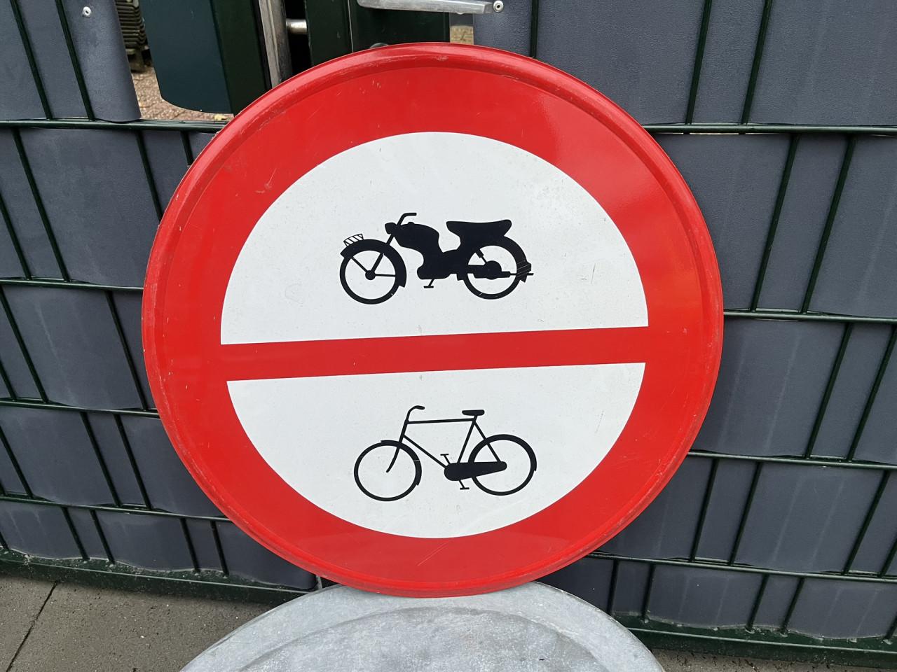 2 Verkeersborden, metaal, antiek