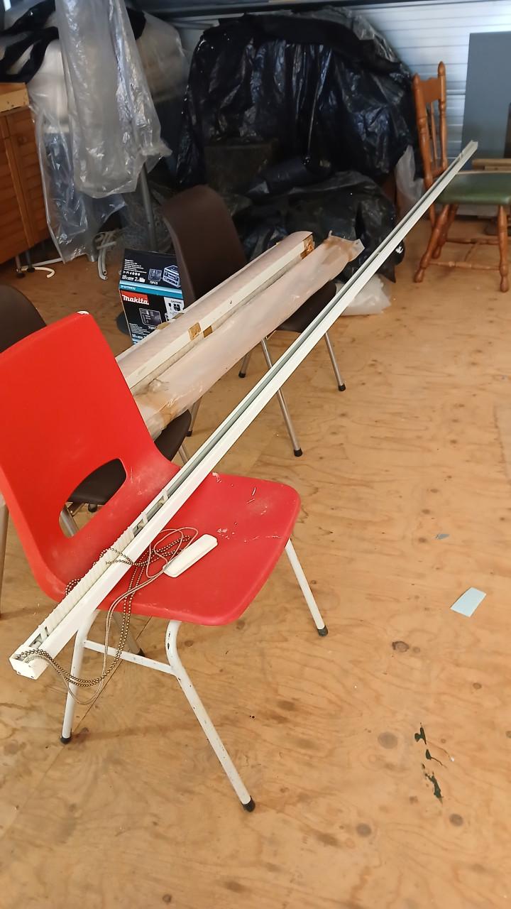 Rail met verticale lamellen