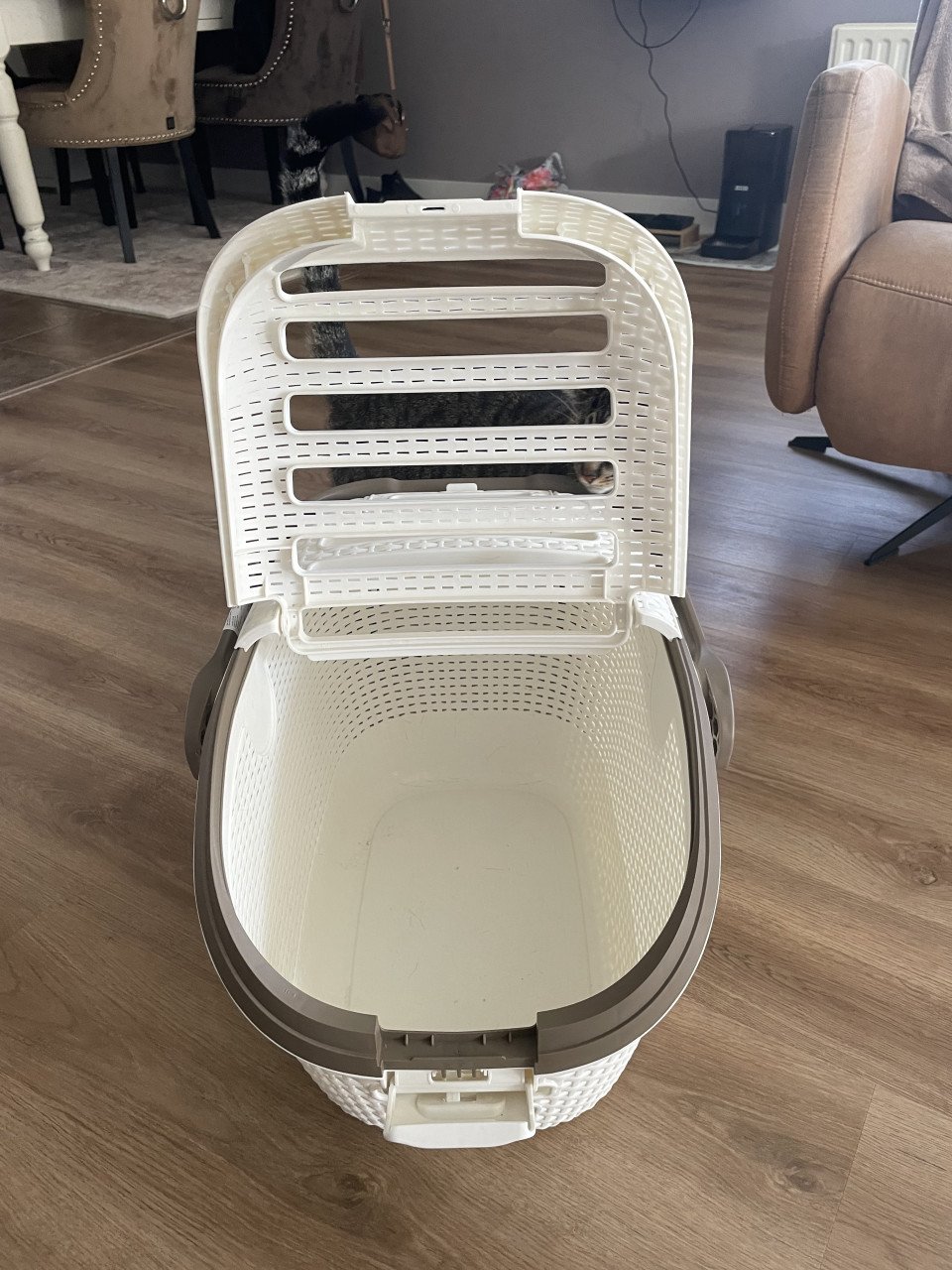 Gereserveerd.  Leuke curver vervoerbench voor de poes of kleine hond
