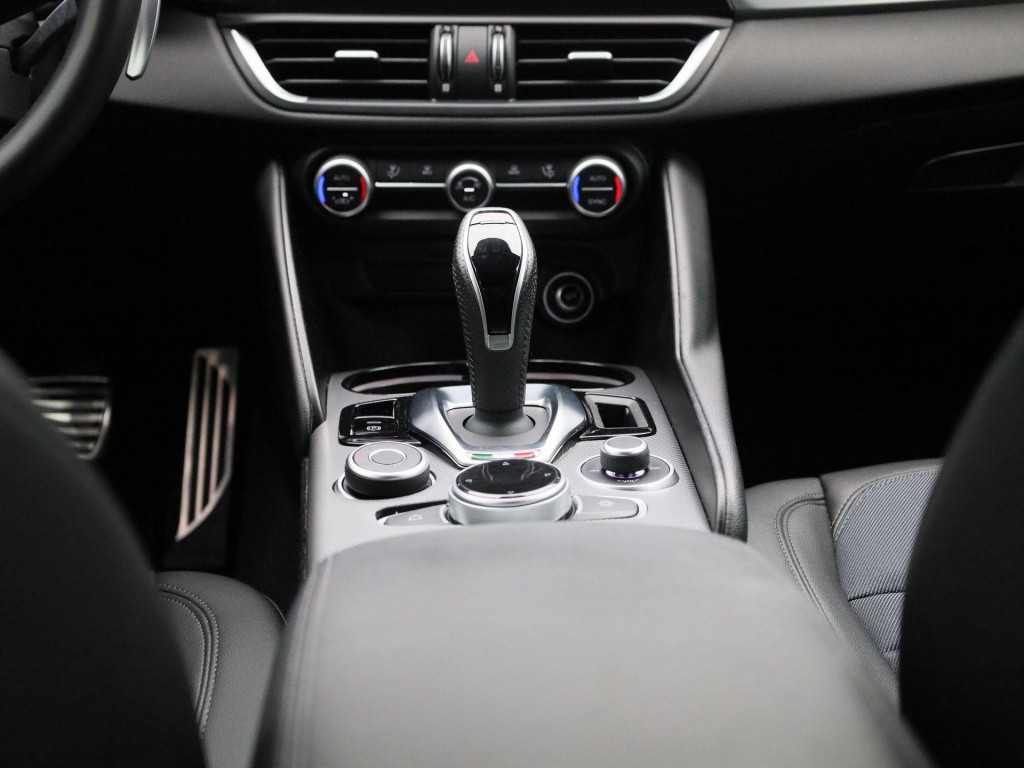 Alfa Romeo Giulia 2.0t sprint | lmv | automaat | parkeer sensoren | camera 