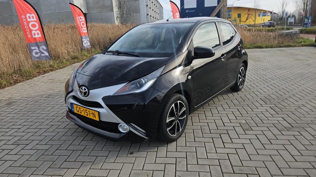 Toyota Aygo 1.0 vvt-i x-play / nl auto / nap / bj. 2015 / midnight black pe