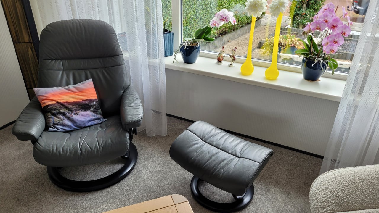 2 lederen StressLess fauteuils,