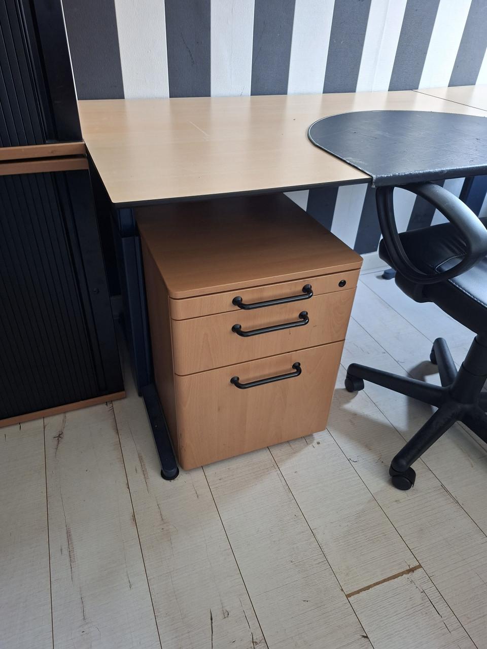 Complete kantoor/thuis werkplek (bureau, kasten en ladenblok en stoel)