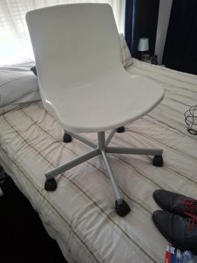 Witte buro stoel.