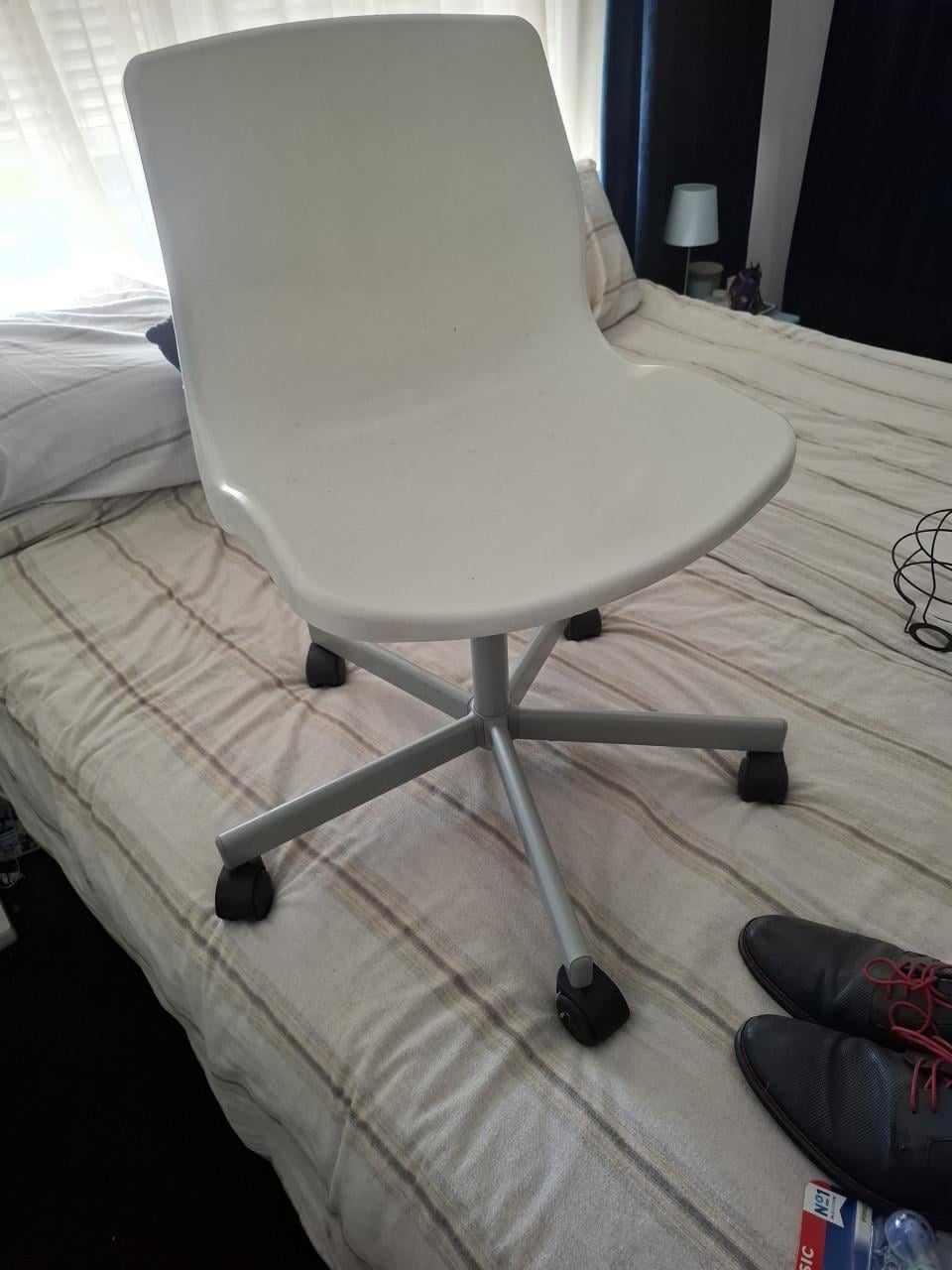 Witte buro stoel.