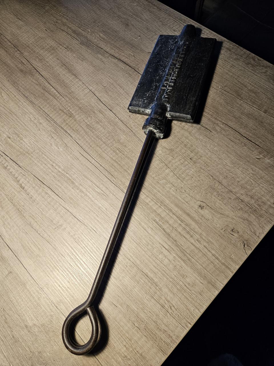 Prachtig antiek wafelijzer voor hosties met mooie bibeltext