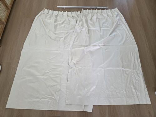 Verduisterende gordijnen crème kleur 160x200