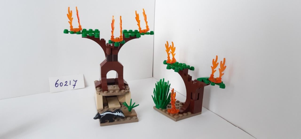LEGO City 60217: Blusvliegtuig met auto en bomen