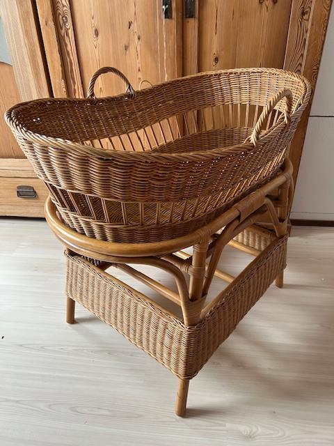 Mooie grote rieten / rotan baby wieg,