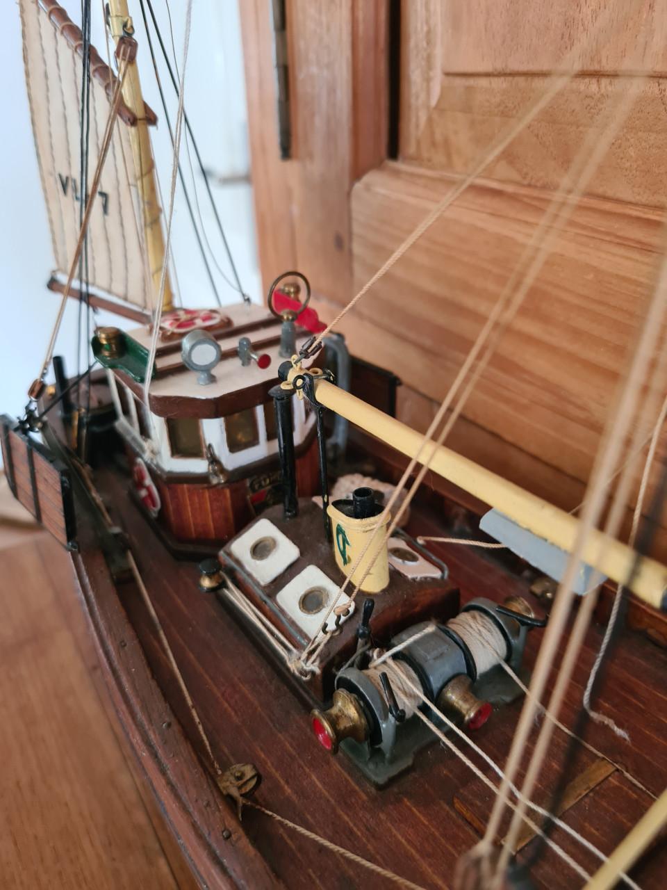 Prachtig gedetailleerd model van een vissersboot.