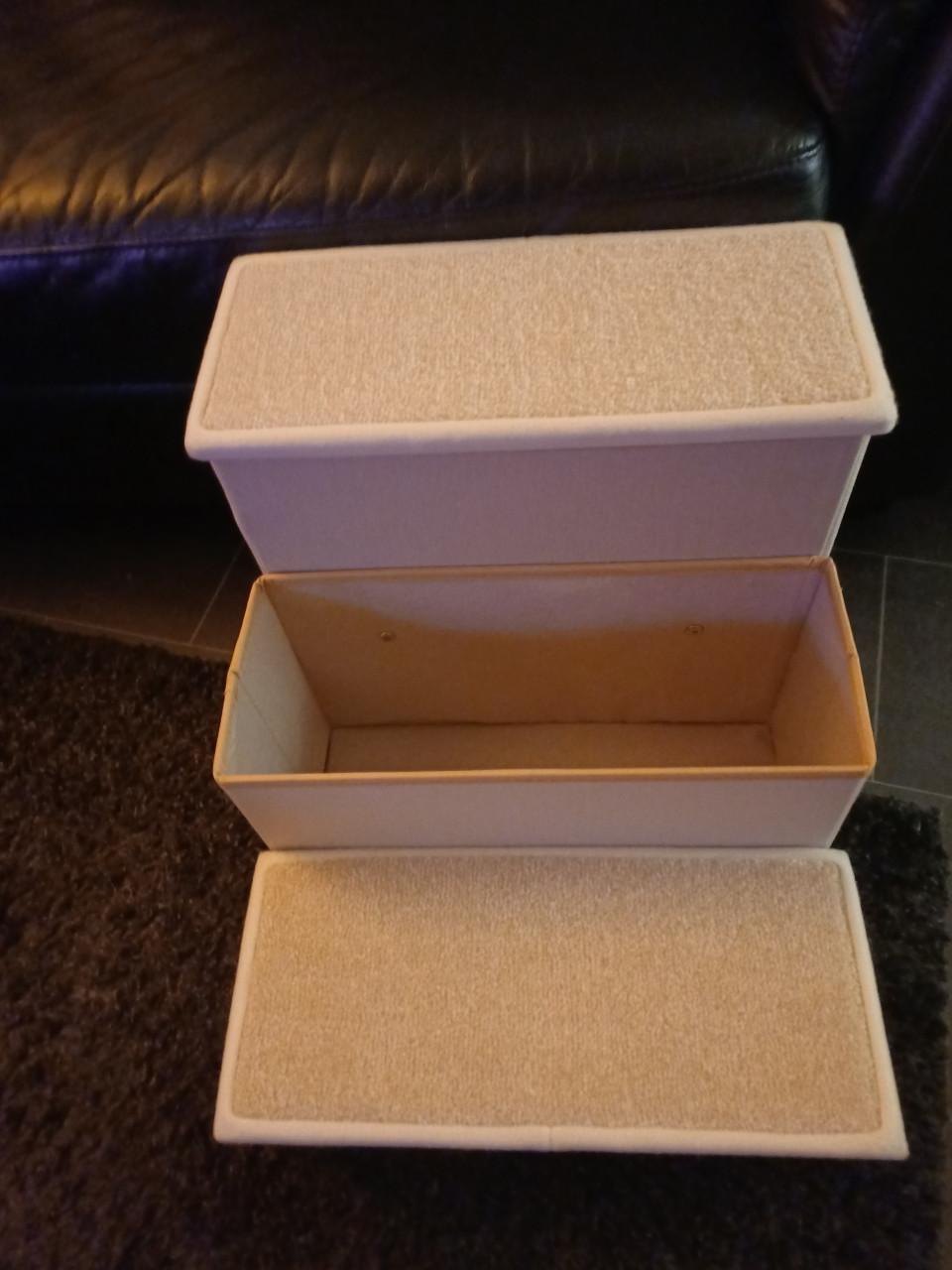 Hondentrapje voor bij het bankstel nieuw