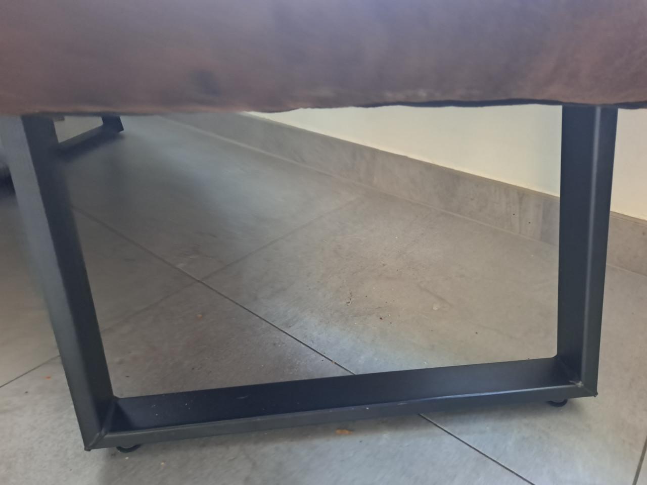 Ronde eettafel met eetbank