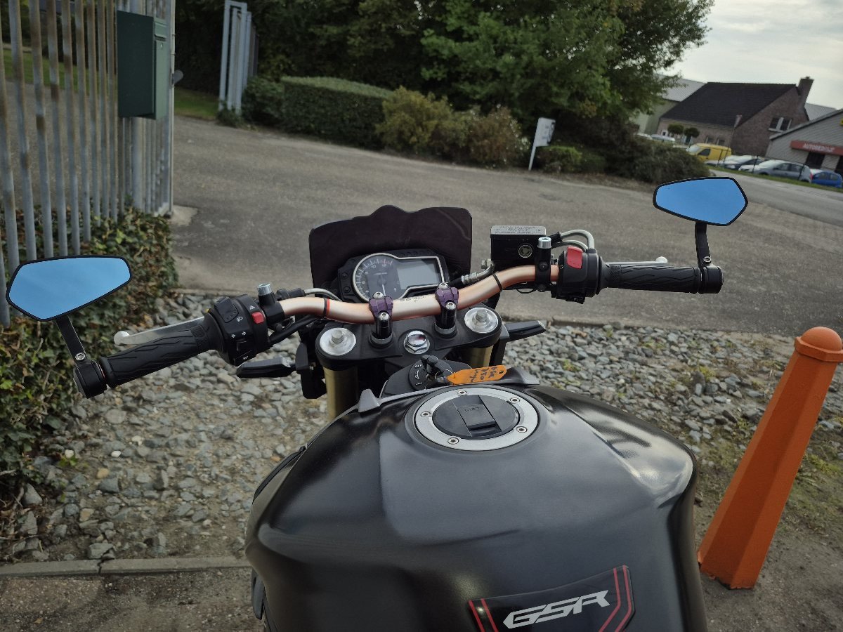 Suzuki GSR750 Freegun edition