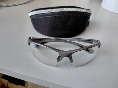 Prima Fietsbril met hoesje. gebogen model. tegen wind e.d.