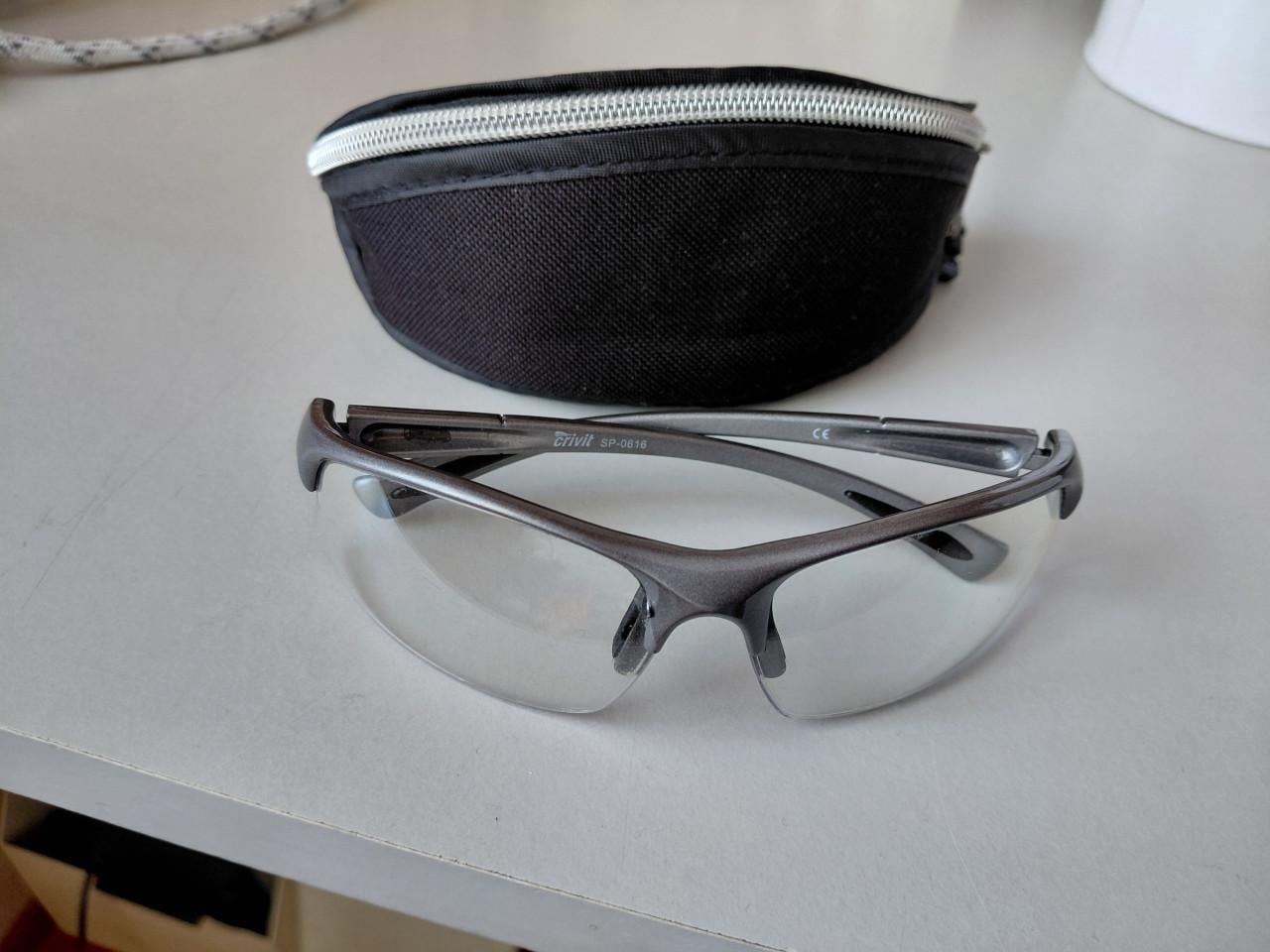 Prima Fietsbril met hoesje. gebogen model. tegen wind e.d.