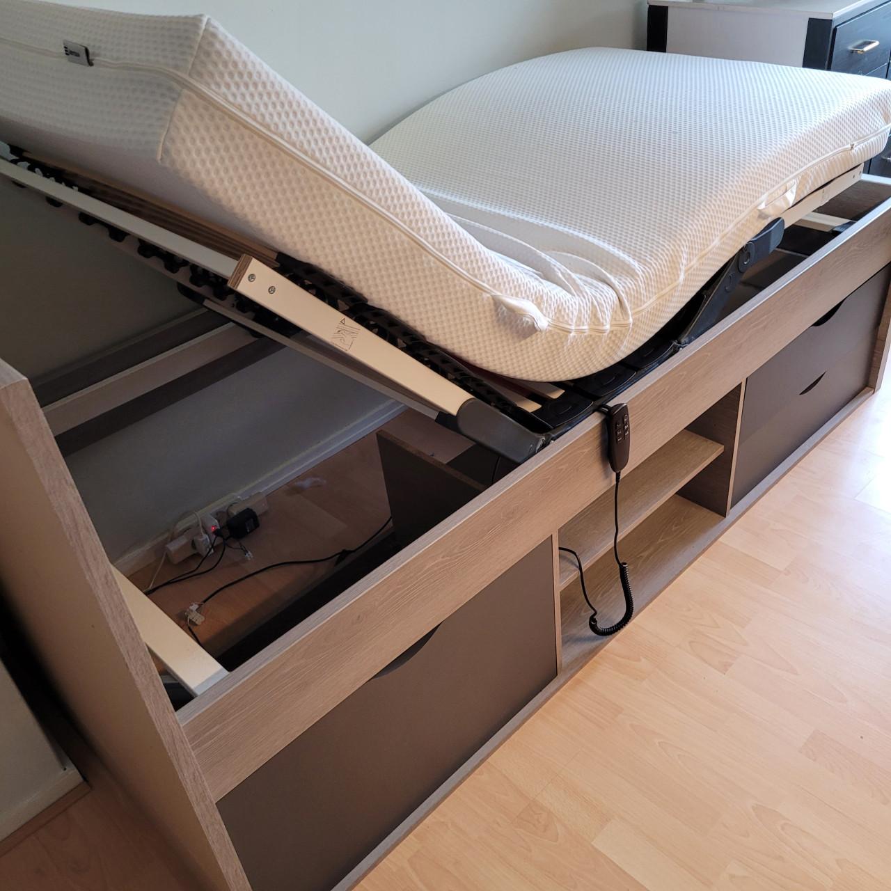 Elektrisch verstelbaar bed met opbergruimte