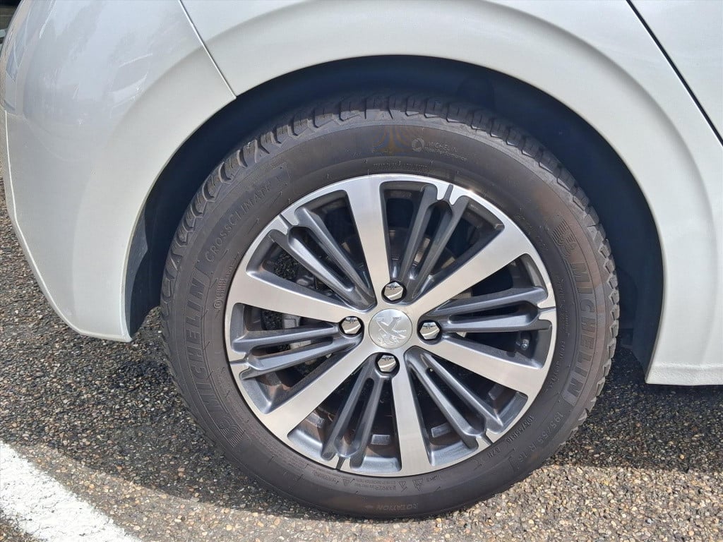 Peugeot 208 allure 1.2-110pk 5d (vol)automaat(eat6) navigatie | apple carpl