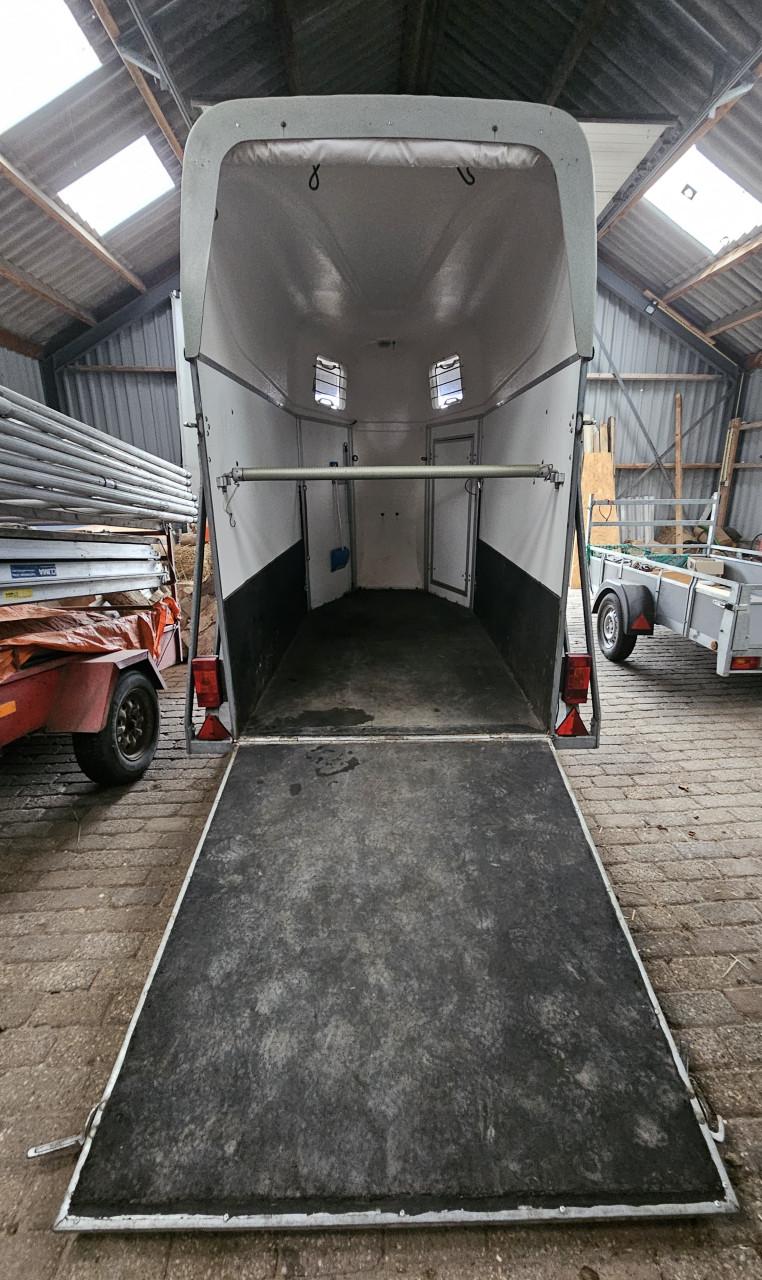 Westtrailers 1.5 paards trailer. Aanpikken en wegrijden.