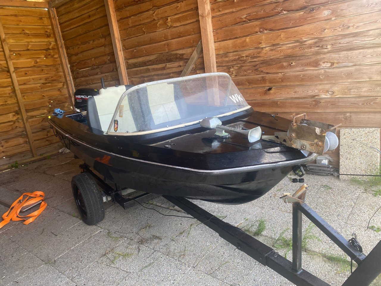 Boot met 6pk buitenboordmotor en trailer