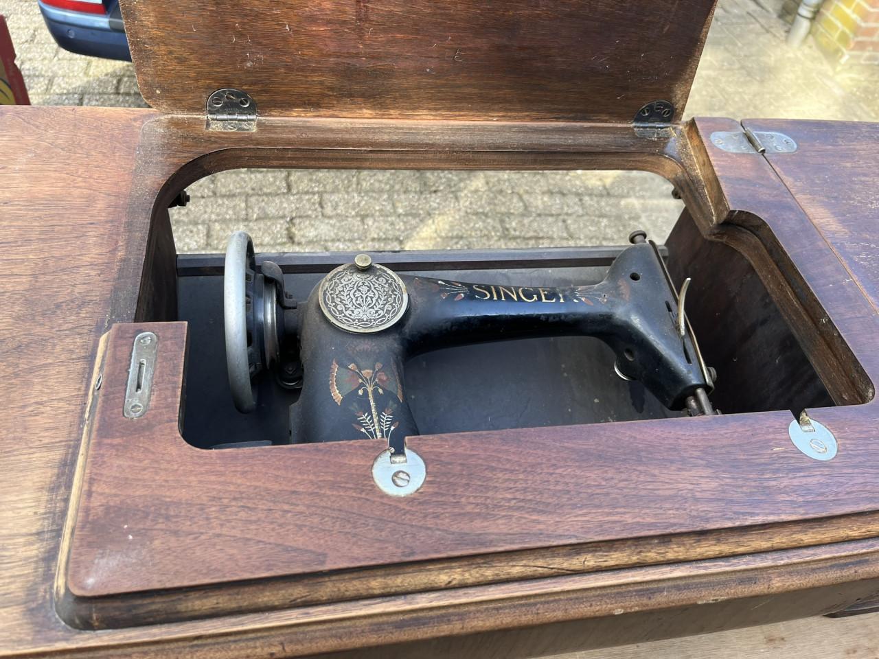 Singer Naaimaschine met houten kast en laden