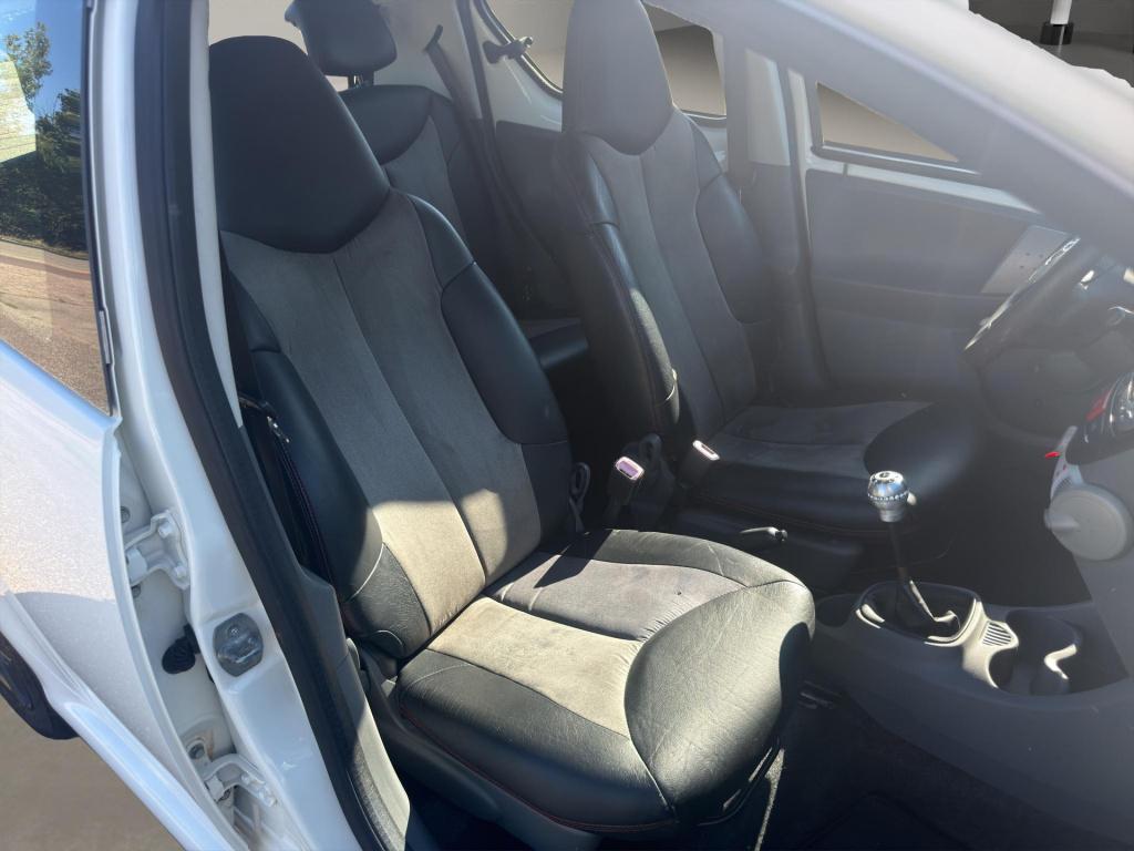 Toyota Aygo 1.0-12v xcite white airco 5 deurs leder