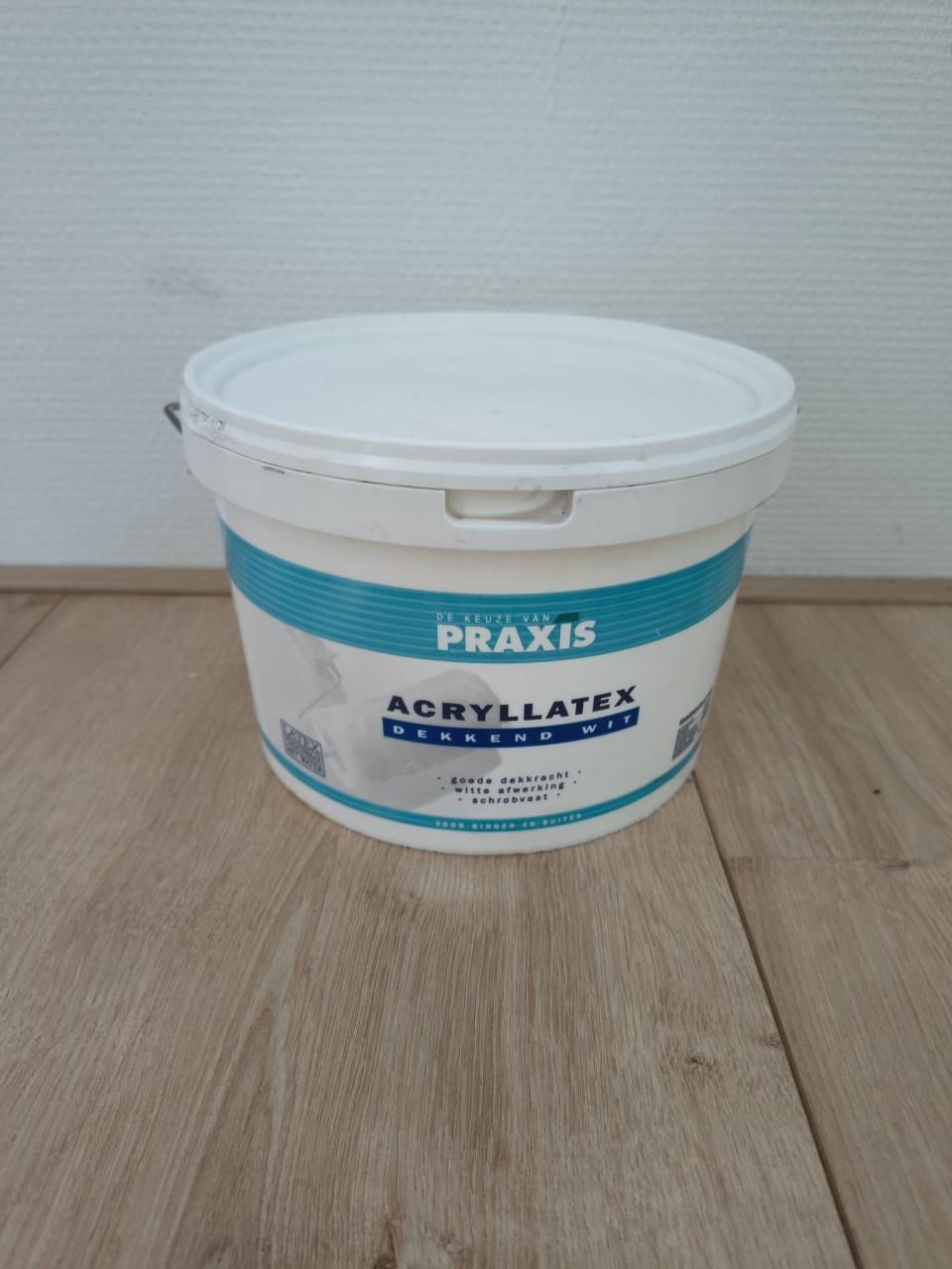 Diverse soorten verf, lak, latex, muurverf, tuinbeits, tuinverf. Zie foto's