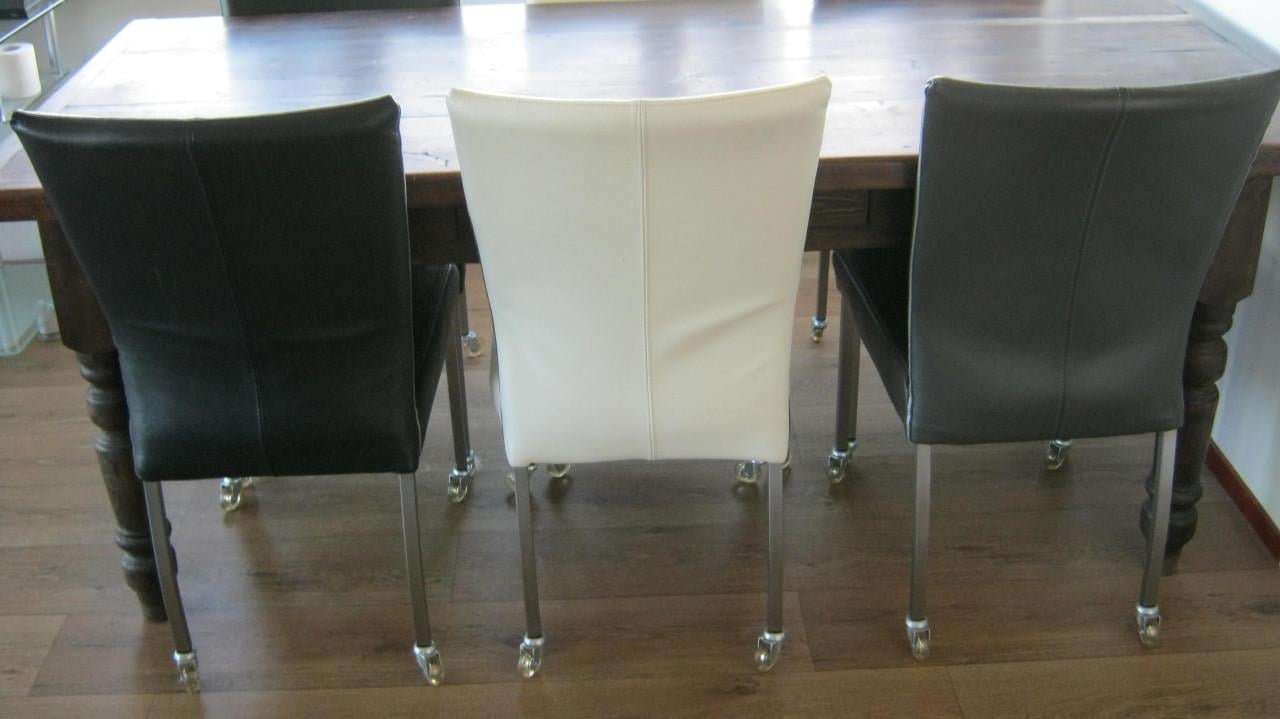 TE KOOP 6X LEREN EETKAMER STOELEN OP WIELTJES  ALLE 6 VOOR 50 EURO