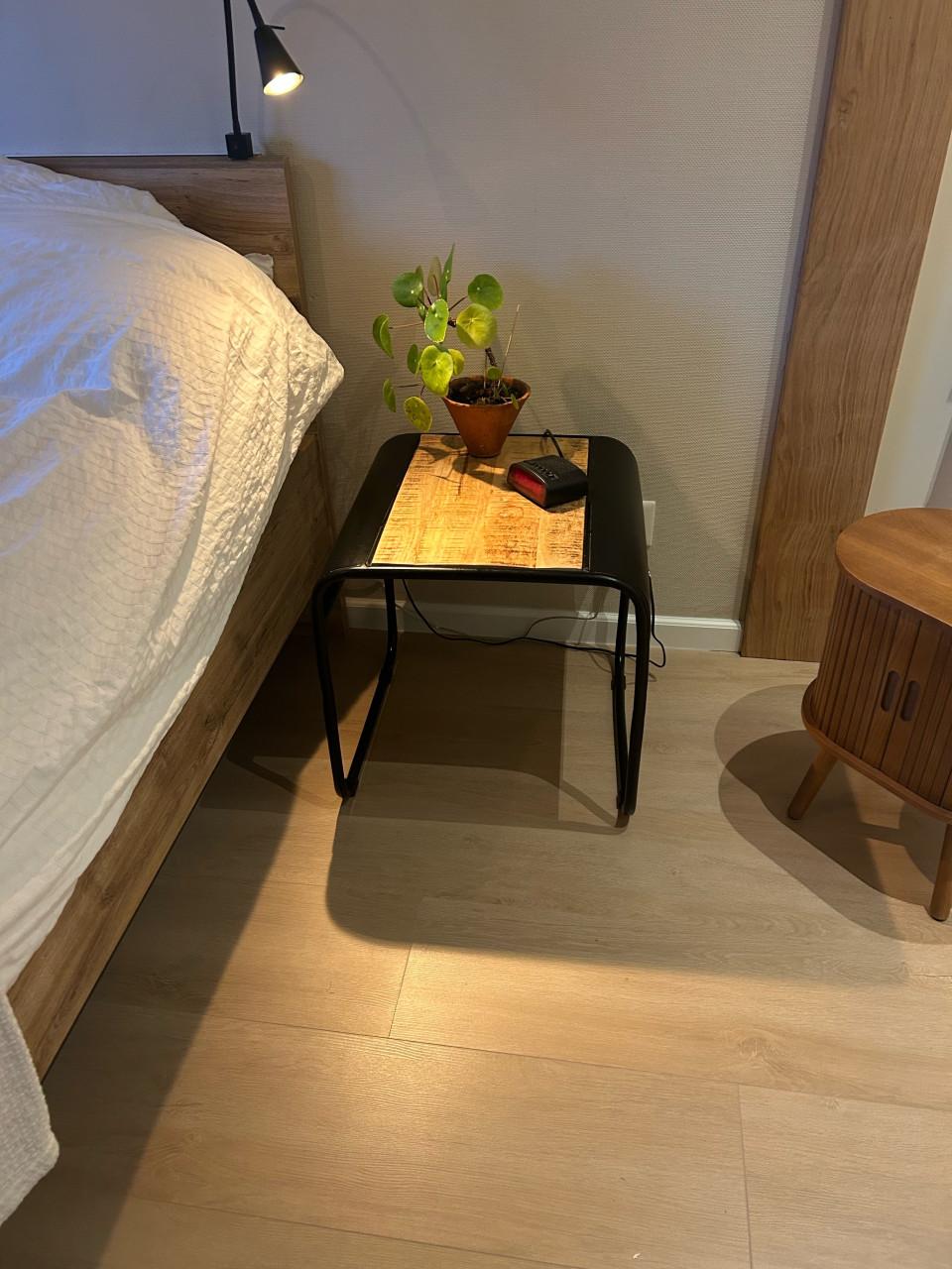 Industriële bijzettafels mangohout & metaal set van 2 (50×50×50 cm)z.g.a.n.