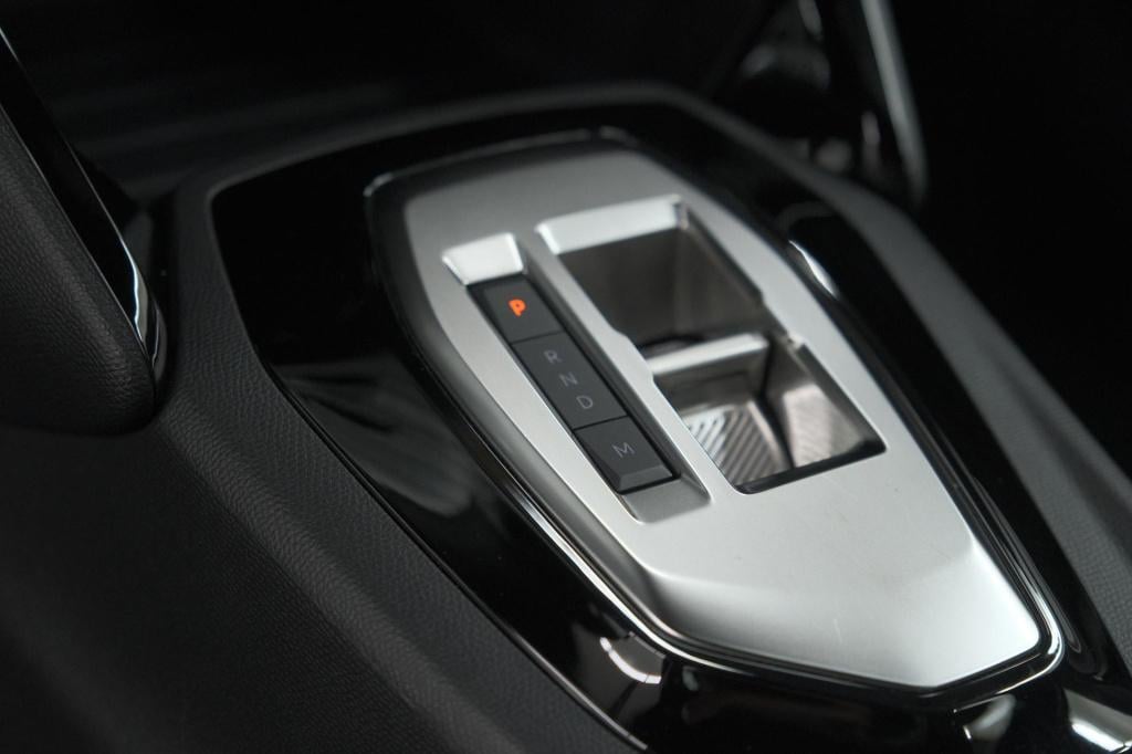 Peugeot 2008 1.2 hybrid 136 style | apple carplay | parkeersensoren | clima