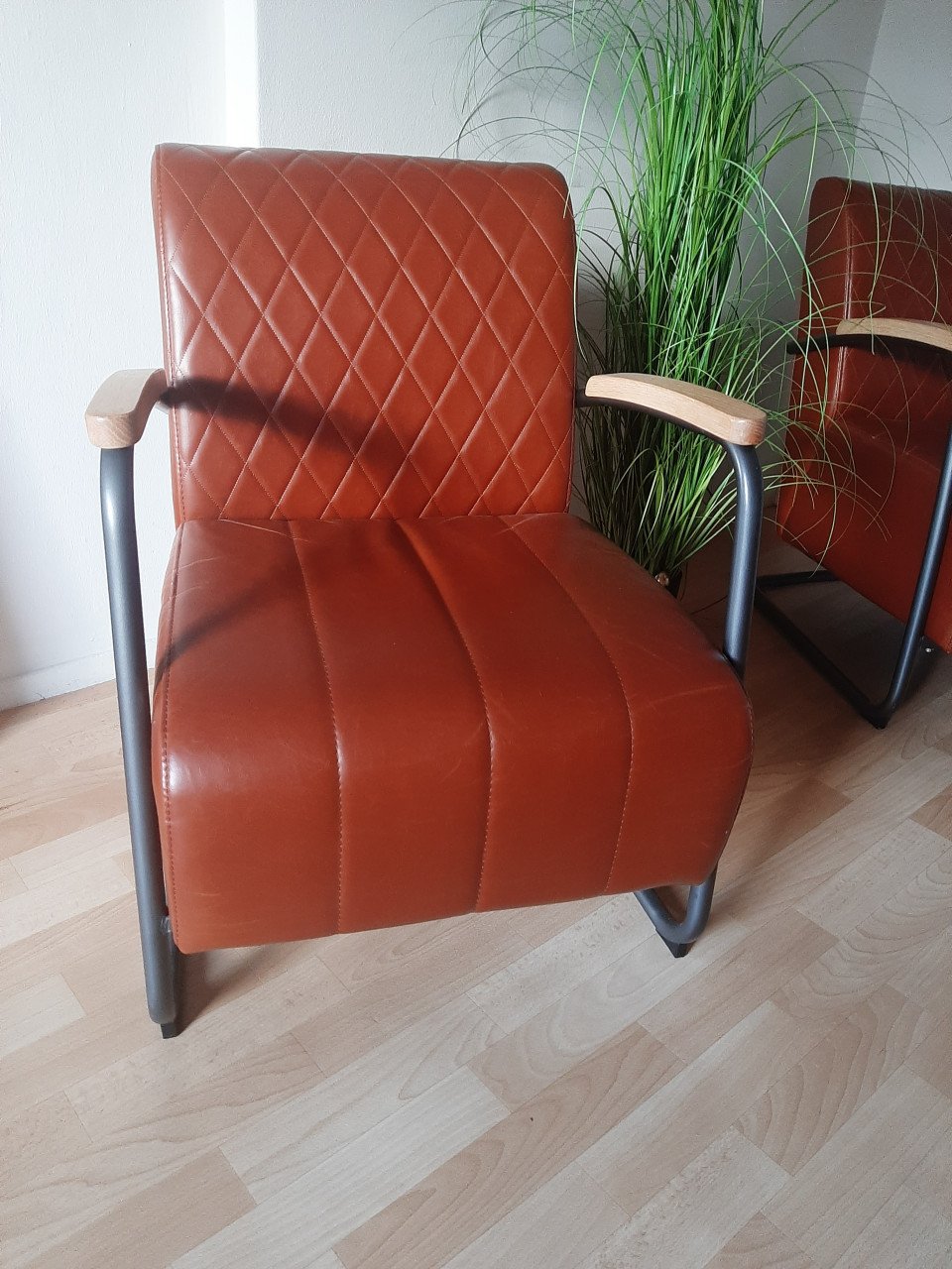2 lounge stoelen, kleur bruin, merk RV design