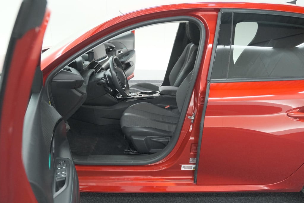 Peugeot 208 puretech 100 eat8 allure pack | camera | navigatie | apple carp