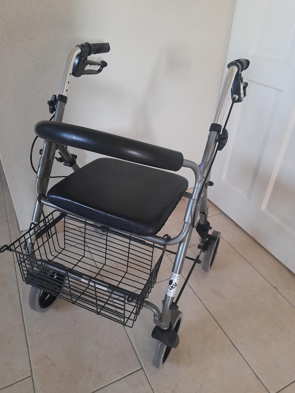 Rollator  ( in goede nette staat )