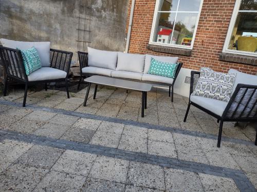 Prachtige, complete loungeset. Tuinbanken, fauteuils en tafel. Kussens.