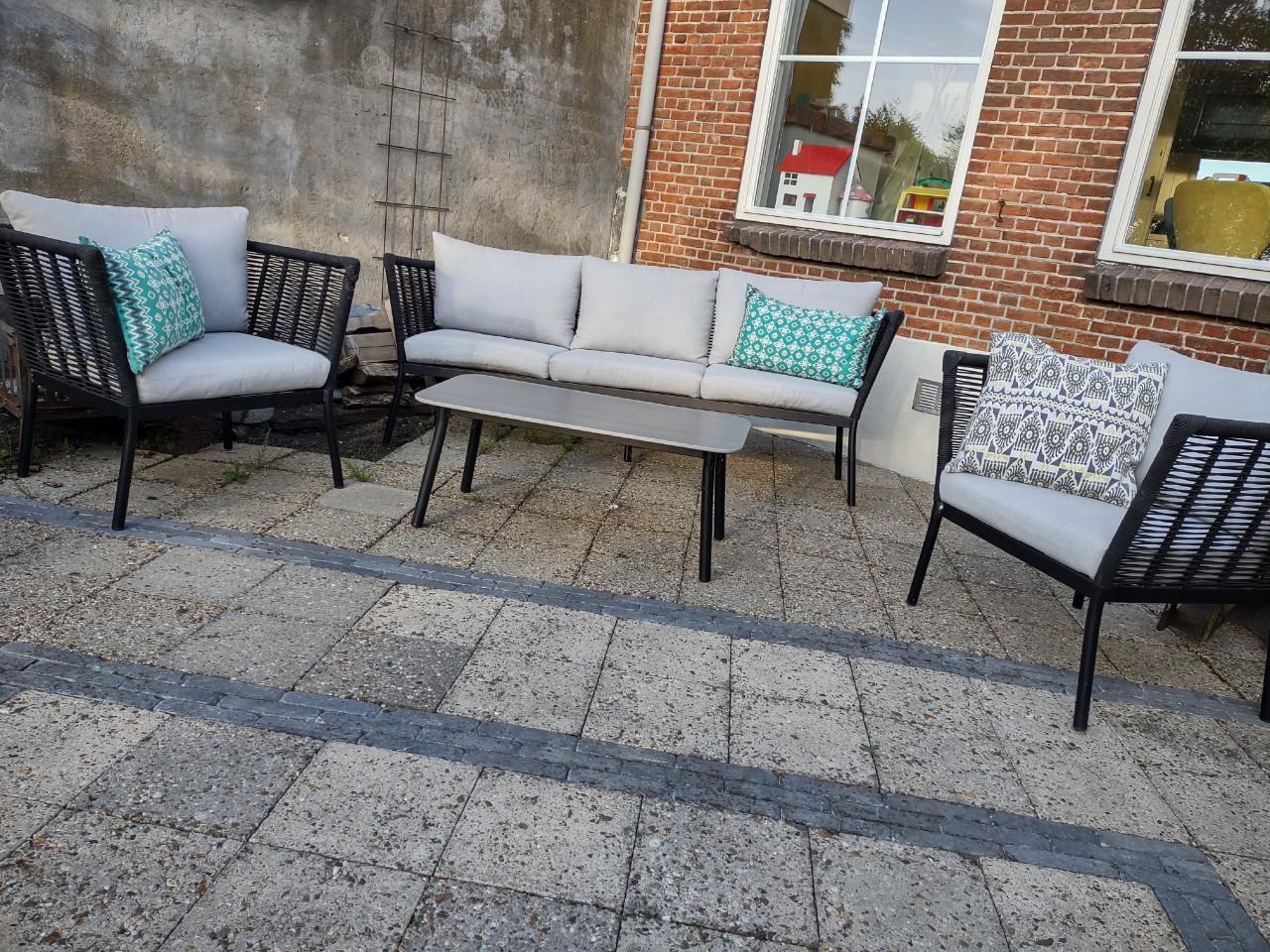 Prachtige, complete loungeset. Tuinbanken, fauteuils en tafel. Kussens.